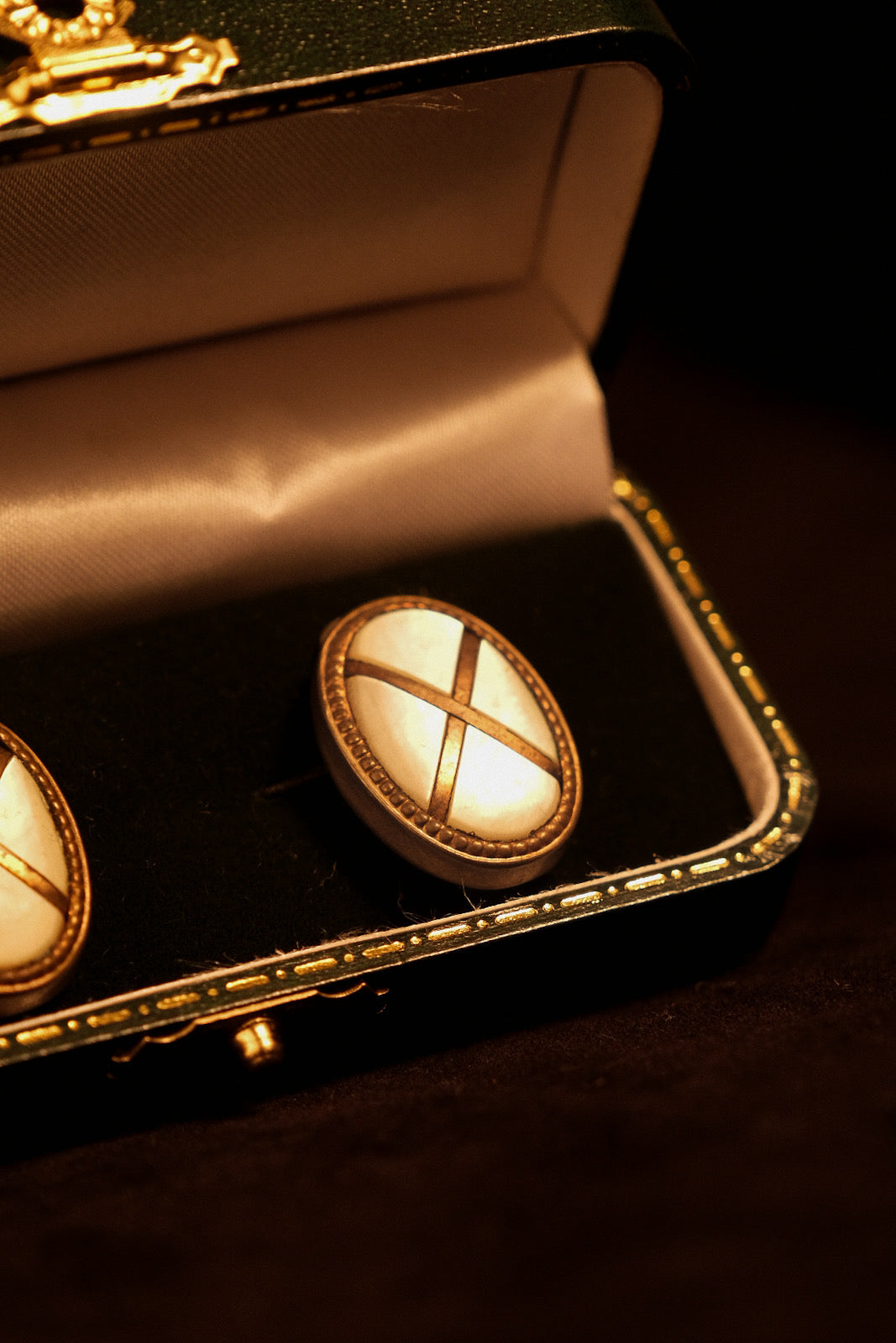 ca 1880 Cufflinks With Mother Of Pearl Face And Cross Clasp Backs
